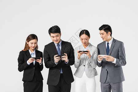 商务团队玩手机图片