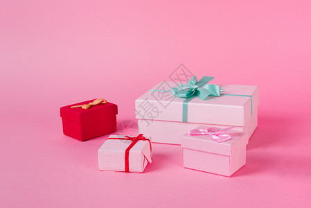 粉色背景上的礼盒图片
