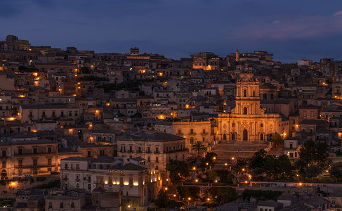 西西里岛古城莫迪卡夜景高清图片