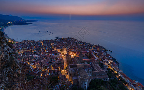 西西里岛地中海边古镇夜景图片