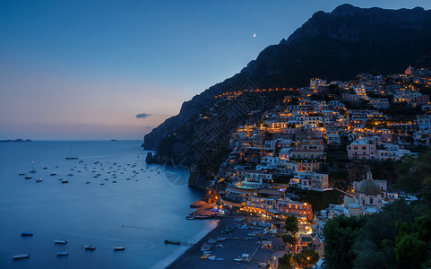 地中海炖鱼意大利著名阿马尔菲海岸线日落背景