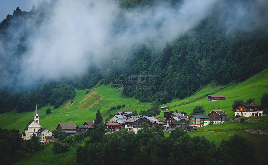 瑞士山区中的村庄图片