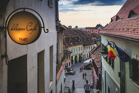 罗马尼亚旅游美丽的欧洲旅游小镇日出风光背景