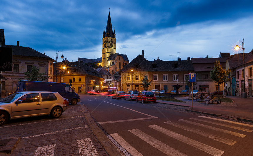 欧洲城市古建筑夜景图片