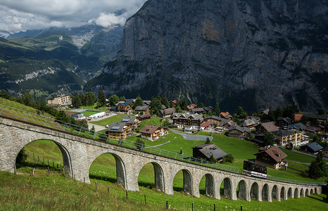 在村庄散落在阿尔卑斯山中的瑞士村庄背景