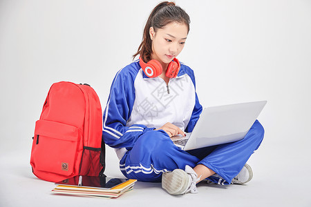 网络远程教育女高中生使用电脑远程学习坐姿背景