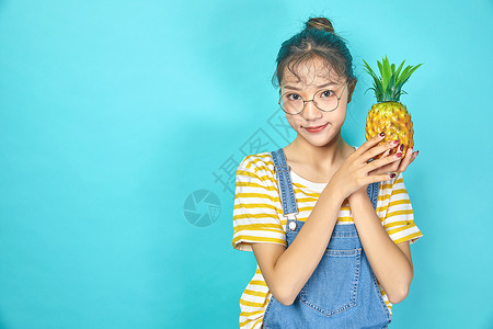 儿插人物年轻女性色彩搭配拿着水果背景