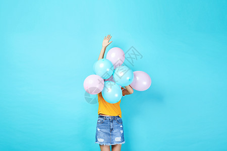 小女孩儿青年活力女性手持彩色气球背景