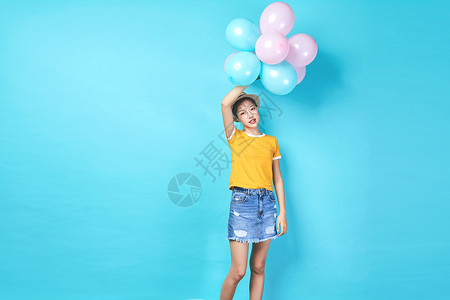 好看蓝色气球青年活力女性手持彩色气球背景