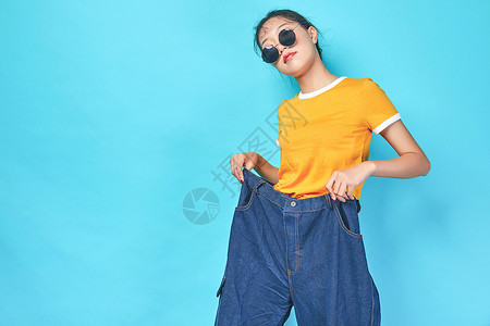 青年活力女性穿着肥裤子图片素材