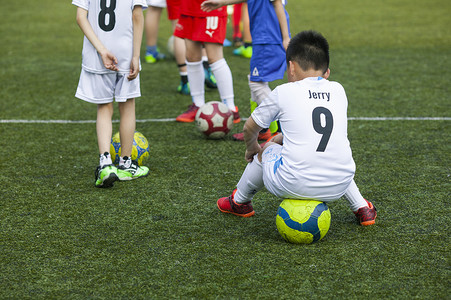 儿童踢球儿童节高清图片素材