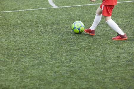 儿童踢球运动高清图片素材