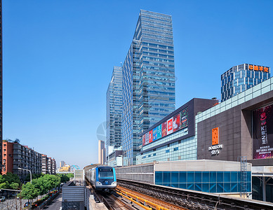 轻轨站台朝着车站疾驶而来的列车背景