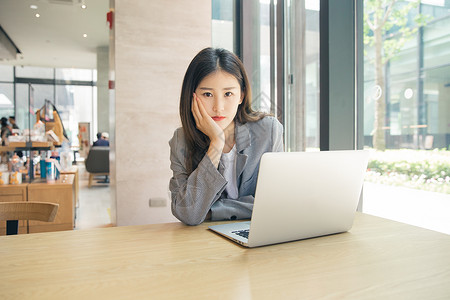 商务女性咖啡馆电脑办公图片