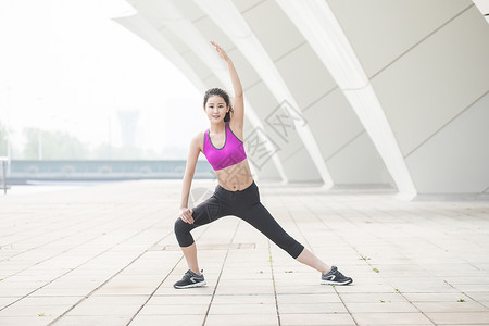 户外运动健身女性热身动作图片