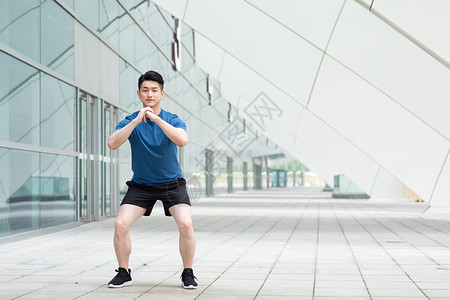 户外运动健身男性热身动作图片