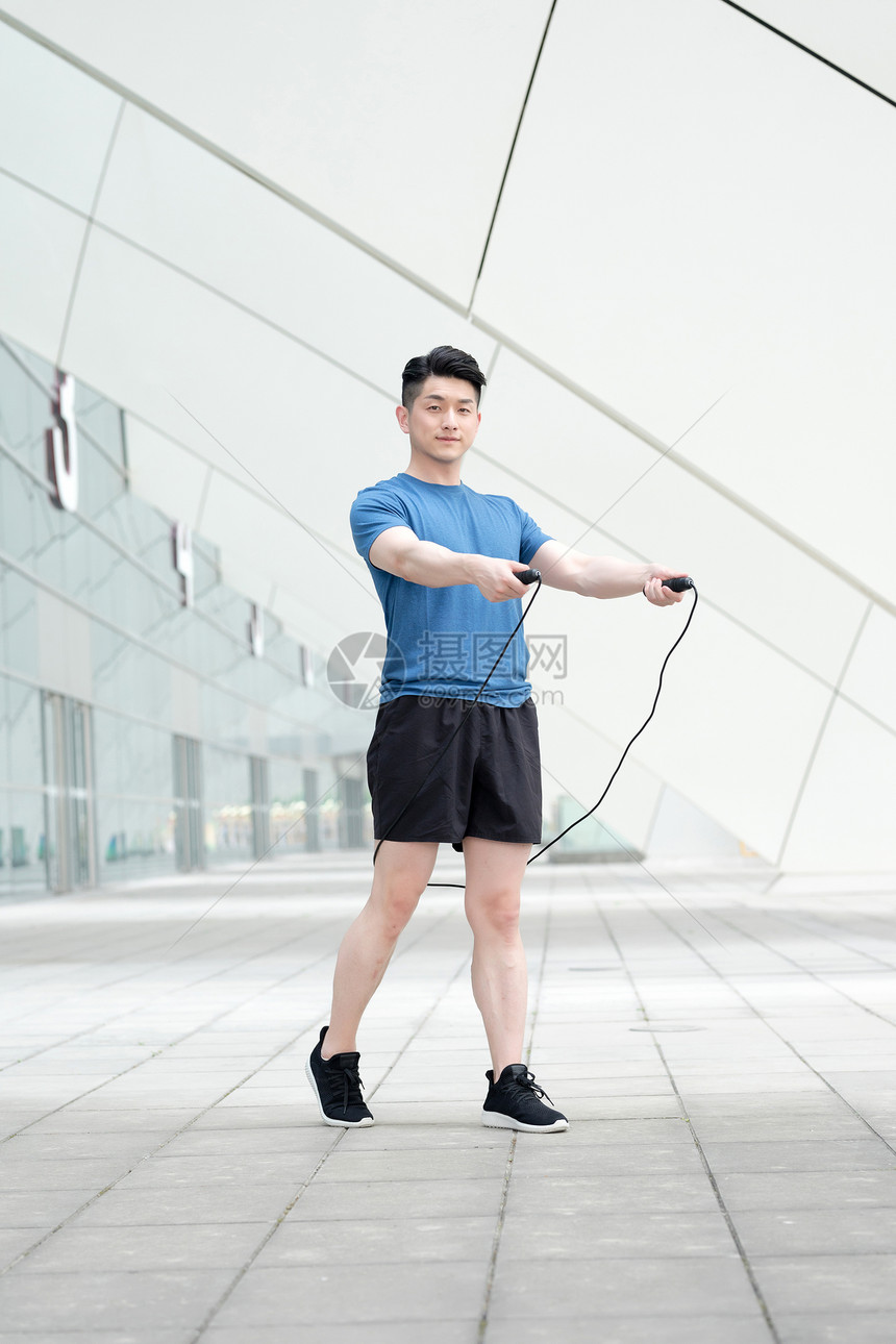 户外运动健身跳绳的年轻男性图片