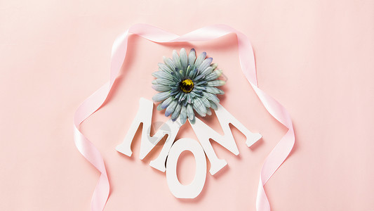 粉色背景上的MOM字母鲜花创意高清图片素材