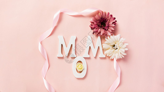 粉色背景上的MOM字母鲜花关爱高清图片素材