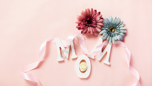 粉色背景上的MOM字母鲜花感恩高清图片素材