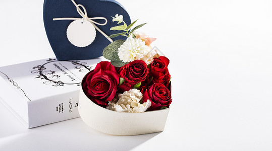 白色背景上的礼物盒玫瑰背景图片