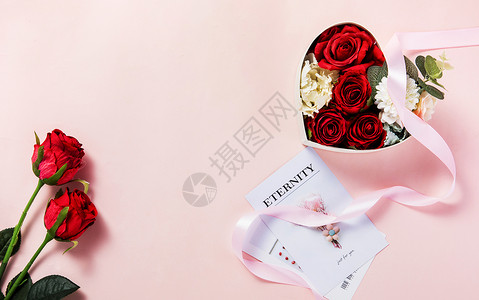 粉色背景上装满鲜花的礼物盒背景图片