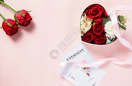 情人节心粉色背景上装满鲜花的礼物盒背景