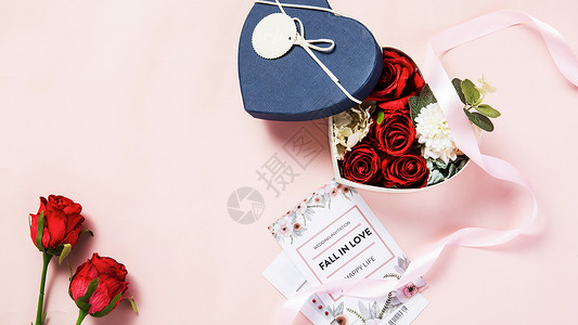 七夕粉色背景上装满鲜花的礼物盒背景