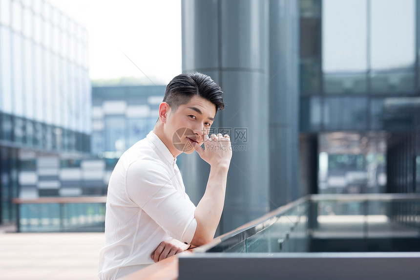 正在思考的休闲商务男性图片