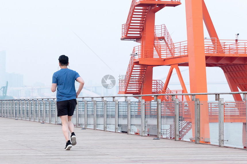 年轻男性户外运动跑步图片