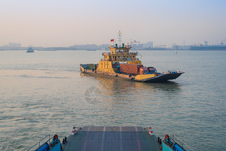 江苏靖江长江中的船图片