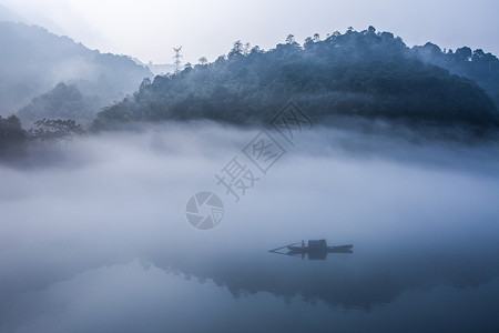 江雾雾漫小东江背景