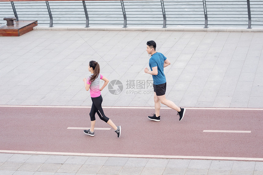 户外运动跑步健身男女人像图片