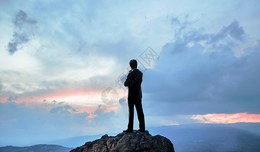 站在山顶的人坚持高清图片素材