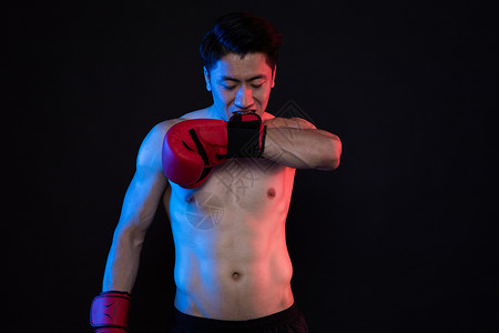 运动健身男性拳击手套红蓝创意照图片