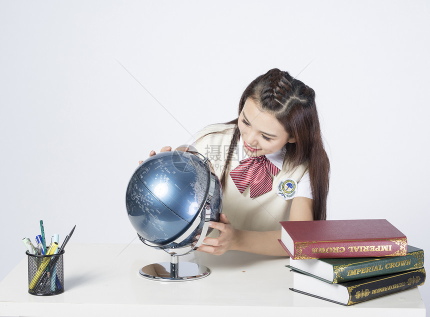观察的地球仪的女学生图片
