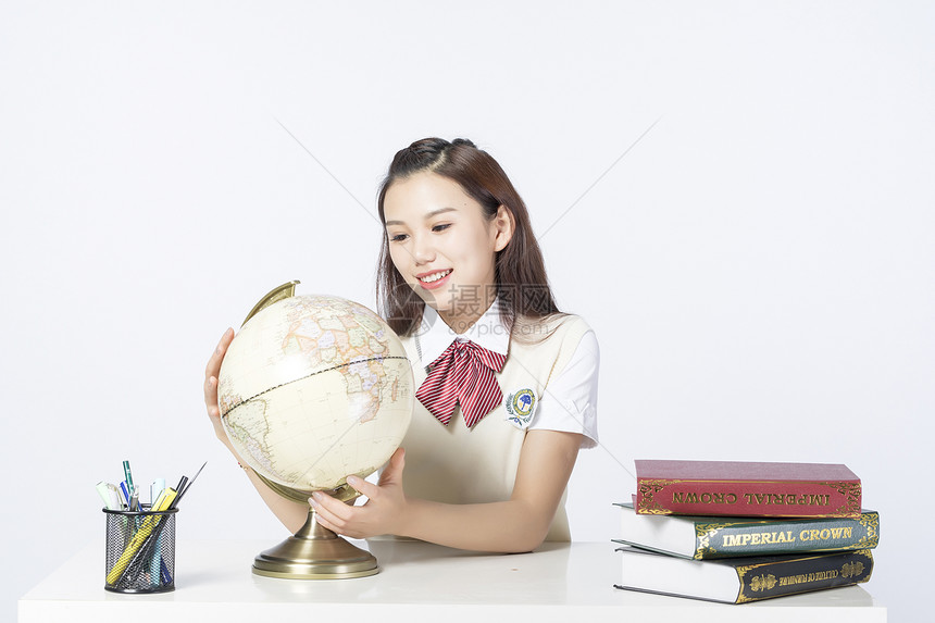 观察的地球仪的女学生图片