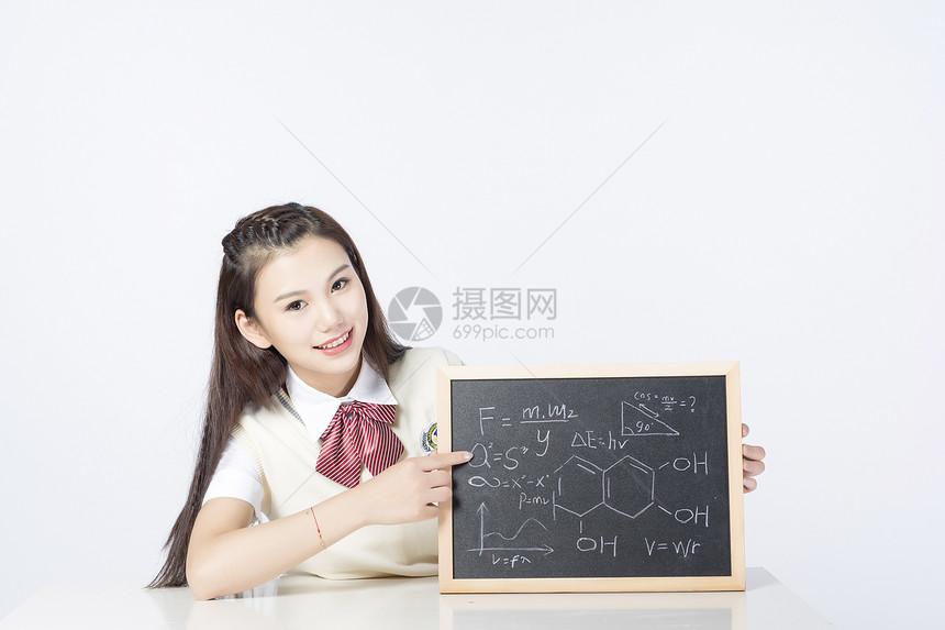 拿着黑板的女学生图片