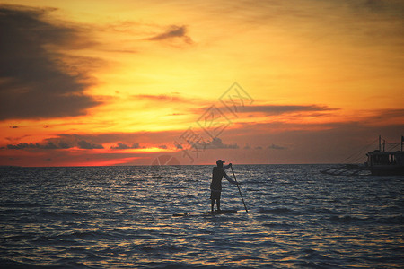 海南三亚海边落日图片