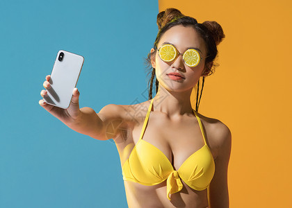 泳装性感美女展示手机图片