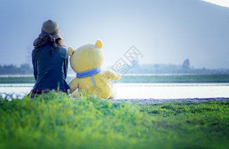 看海女孩女孩看远方背影背景