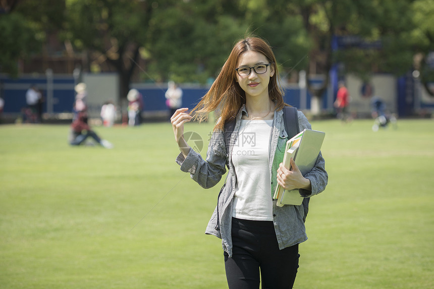 青春洋溢的女大学生