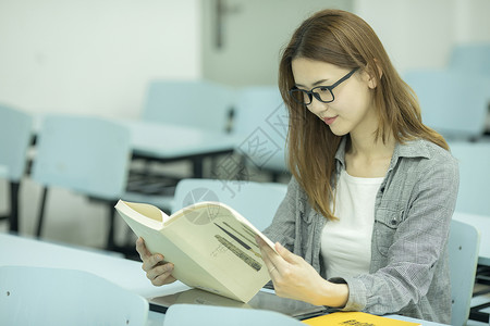 女学生在大学教室里学习考试高清图片素材