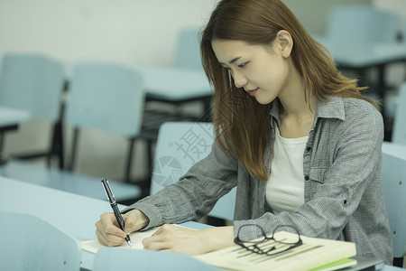 女学生在大学教室里学习教育高清图片素材