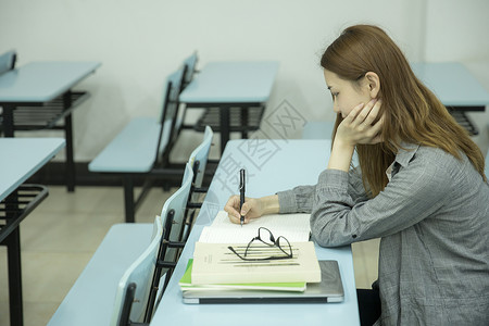 女学生在大学教室里学习本科生高清图片素材