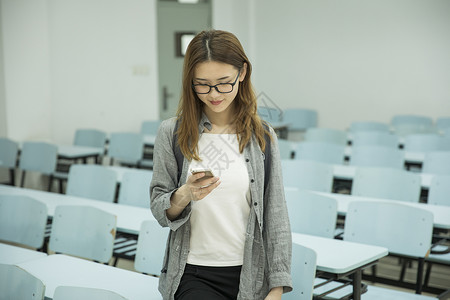 女学生在大学教室里学习校园高清图片素材