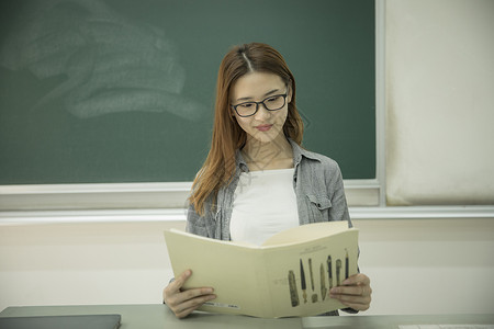 女学生在大学教室里学习图片