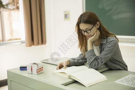 女学生在大学教室里学习考试高清图片素材