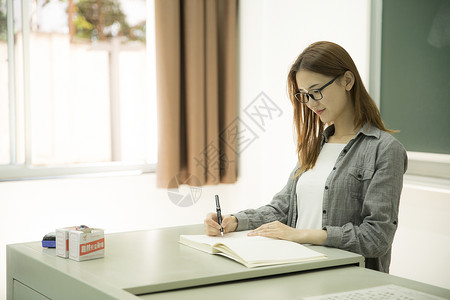 女学生在大学教室里学习校园高清图片素材