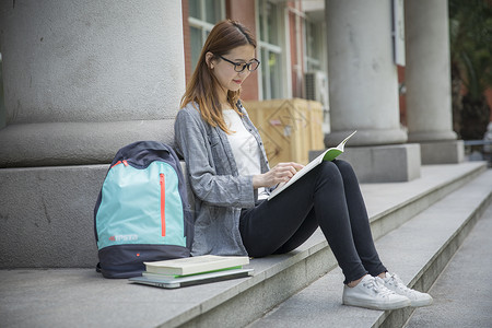 青春洋溢的女大学生研究生高清图片素材